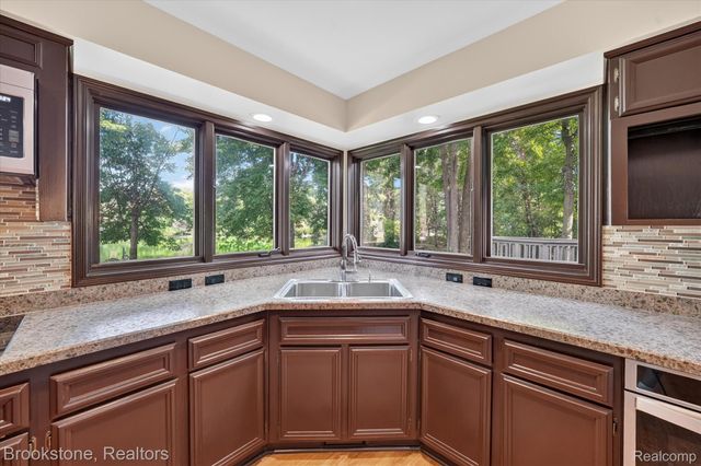 11390 Silverlake Court, Shelby Charter Township, MI 48317