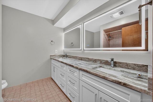 11390 Silverlake Court, Shelby Charter Township, MI 48317