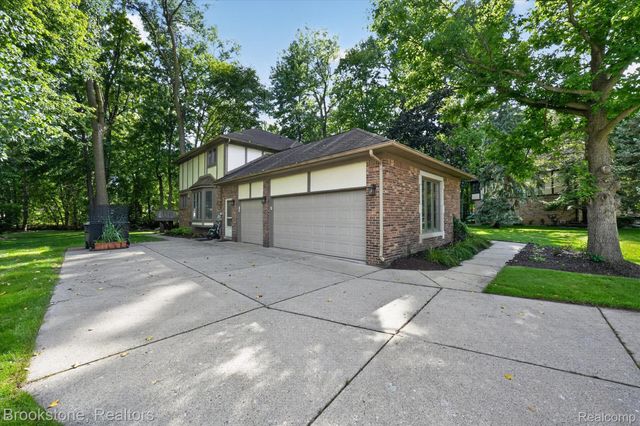 11390 Silverlake Court, Shelby Charter Township, MI 48317