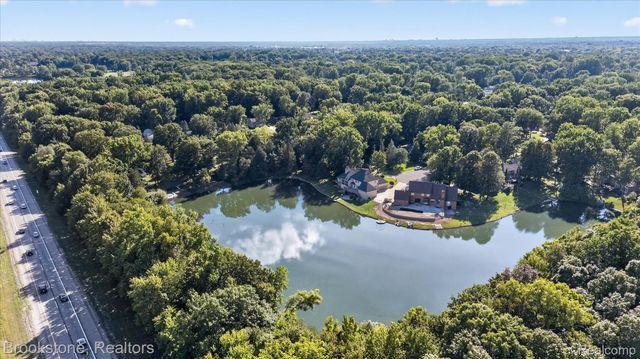 11390 Silverlake Court, Shelby Charter Township, MI 48317