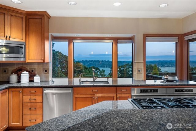 8297 SE 82nd Street, Mercer Island, WA 98040