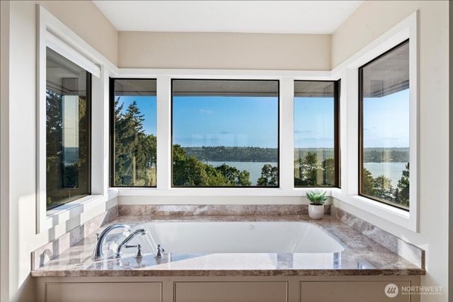 8297 SE 82nd Street, Mercer Island, WA 98040