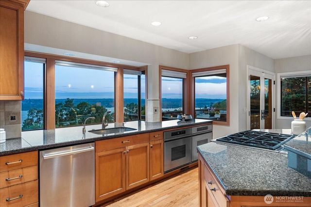 8297 SE 82nd Street, Mercer Island, WA 98040