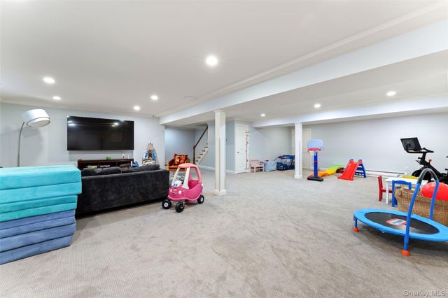 33 Wynmor Road, Scarsdale, NY 10583