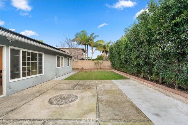 8592 Larkport Drive, Huntington Beach, CA 92646