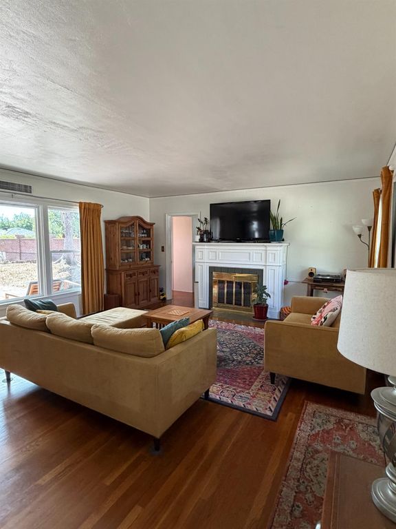 Image 3 of property listing at 1412 N Vagedes Avenue, Fresno, CA 93728
