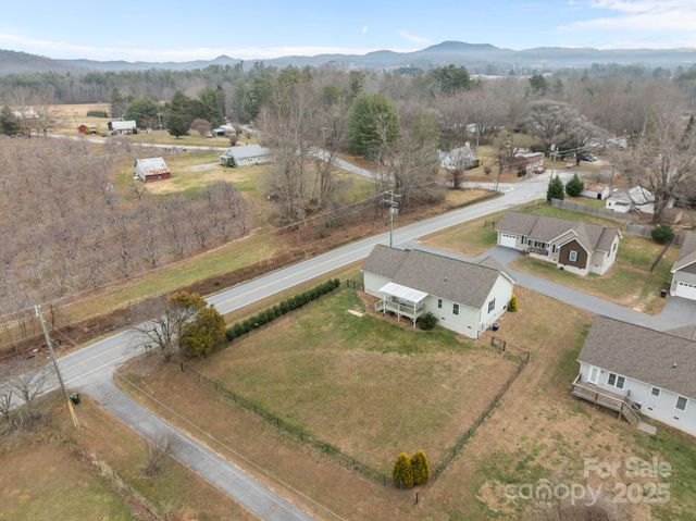 18 Trillium Meadows Lane, Hendersonville, NC 28792