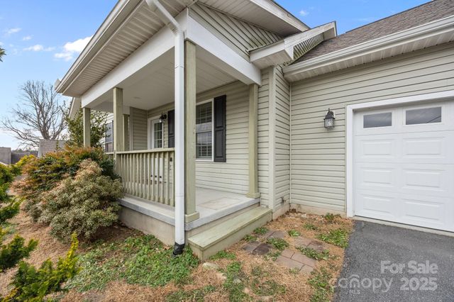 18 Trillium Meadows Lane, Hendersonville, NC 28792