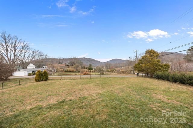 18 Trillium Meadows Lane, Hendersonville, NC 28792