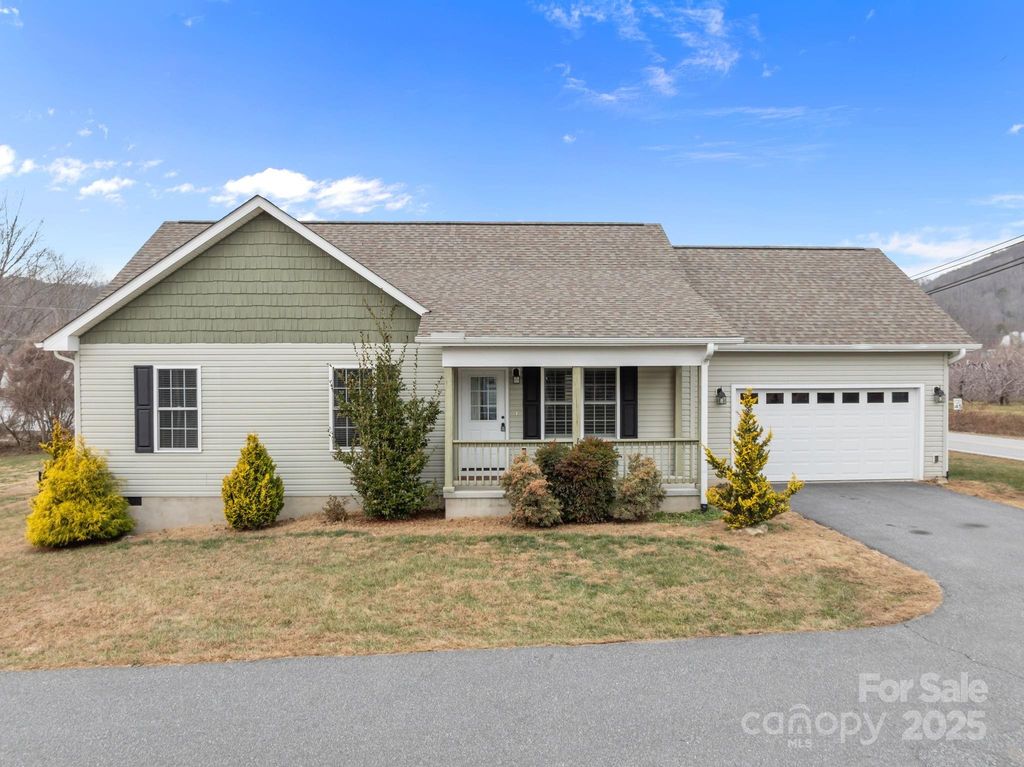 18 Trillium Meadows Lane, Hendersonville, NC 28792