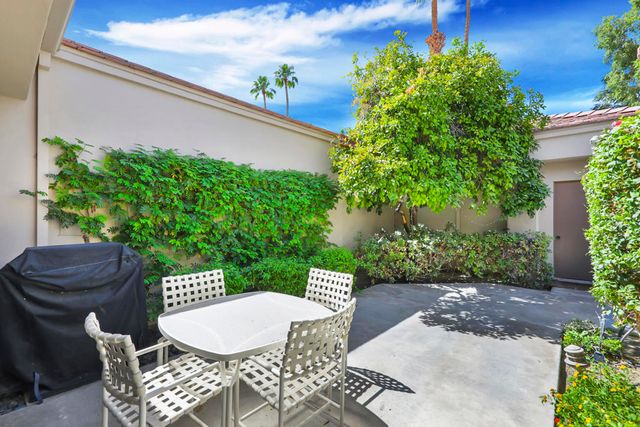 54446 Oaktree, La Quinta, CA 92253