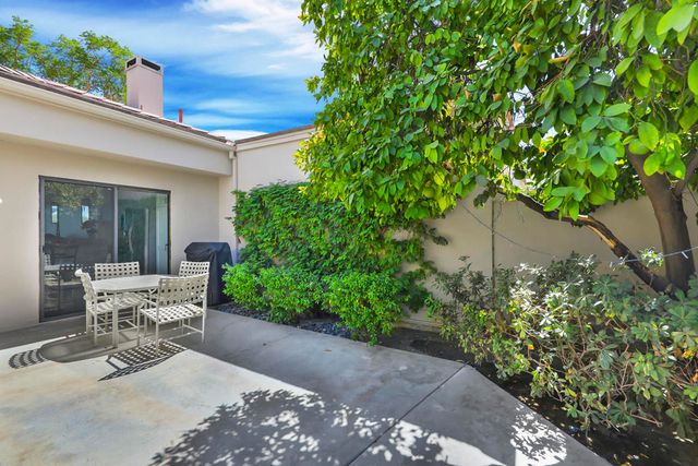 54446 Oaktree, La Quinta, CA 92253