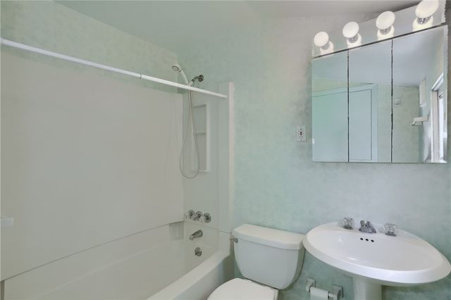 228 Parkedge Road, Green Tree, PA 15220