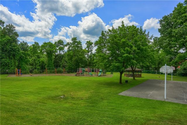 228 Parkedge Road, Green Tree, PA 15220