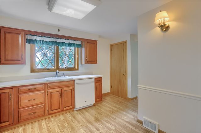 228 Parkedge Road, Green Tree, PA 15220