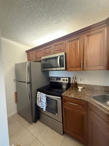 617 SEA PINE Way E1, Greenacres, FL 33415