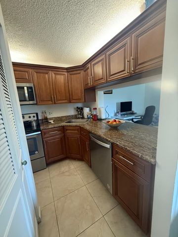 617 SEA PINE Way E1, Greenacres, FL 33415