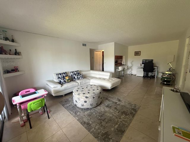 617 SEA PINE Way E1, Greenacres, FL 33415