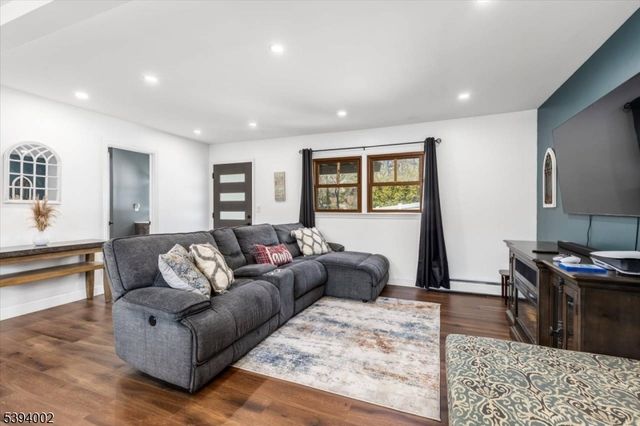 30 Melissa Dr, Totowa Boro, NJ 07512