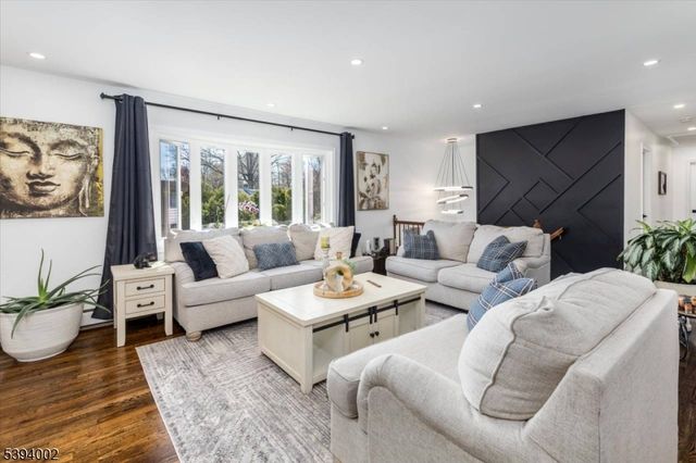 30 Melissa Dr, Totowa Boro, NJ 07512