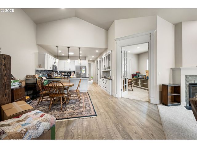 2072 LAKELAND Way, Eugene, OR 97408