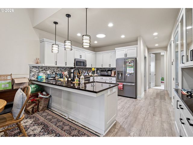 2072 LAKELAND Way, Eugene, OR 97408