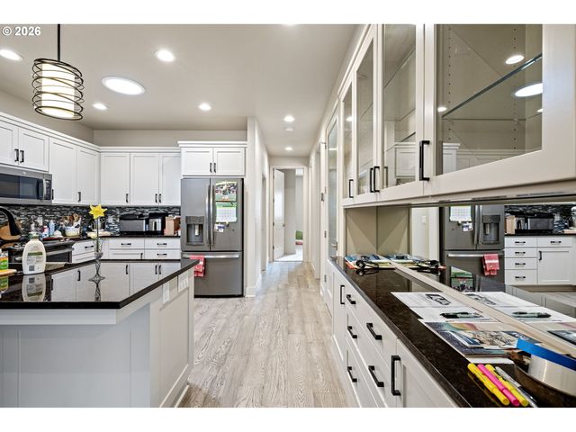 2072 LAKELAND Way, Eugene, OR 97408