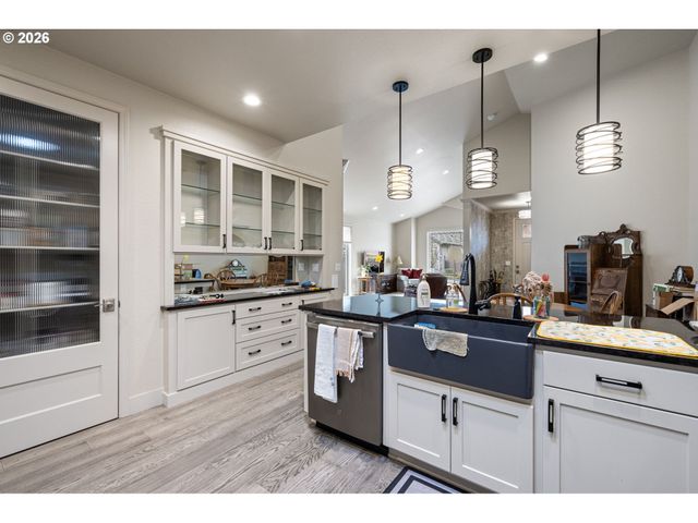 2072 LAKELAND Way, Eugene, OR 97408