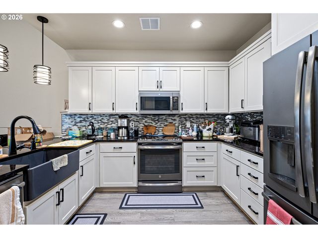 2072 LAKELAND Way, Eugene, OR 97408