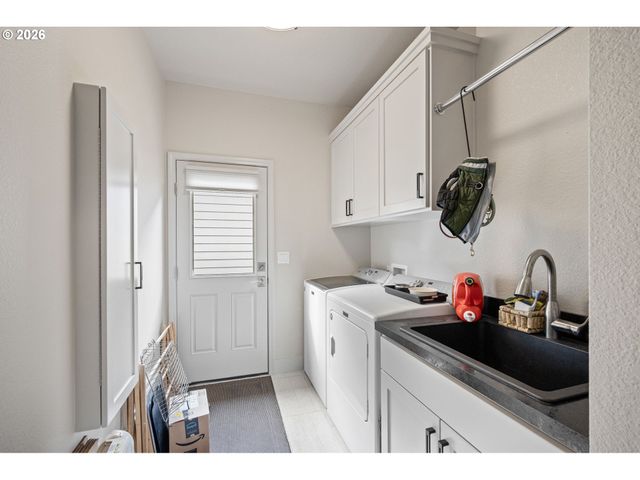 2072 LAKELAND Way, Eugene, OR 97408