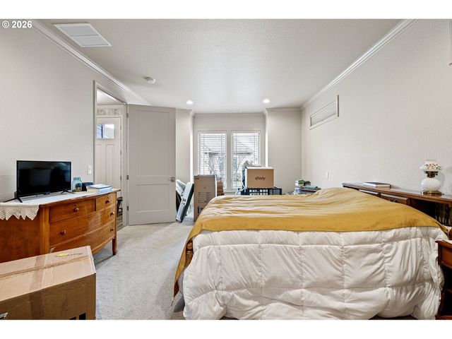 2072 LAKELAND Way, Eugene, OR 97408