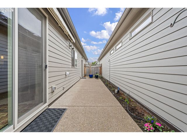 2072 LAKELAND Way, Eugene, OR 97408