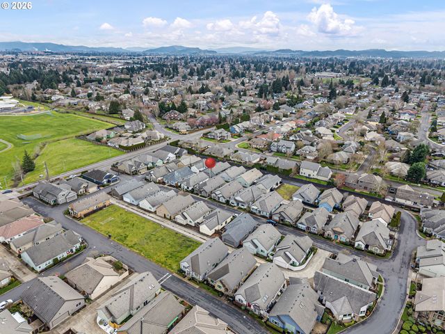 2072 LAKELAND Way, Eugene, OR 97408