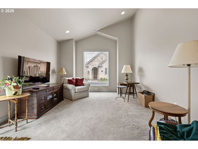 2072 LAKELAND Way, Eugene, OR 97408