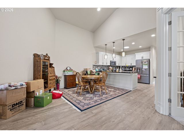 2072 LAKELAND Way, Eugene, OR 97408