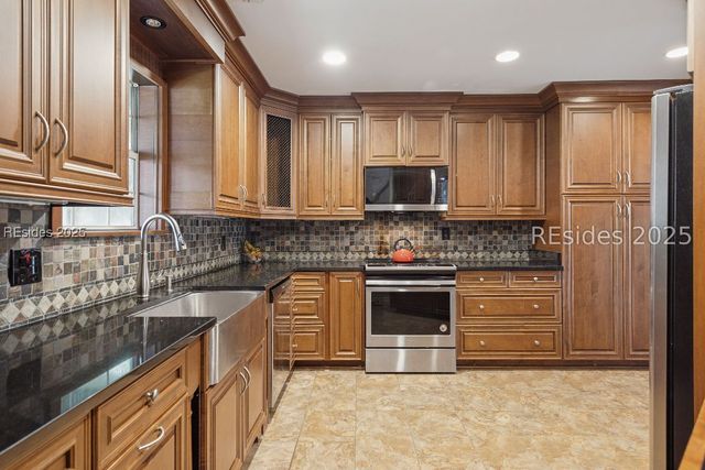 8 Zoe Ct, Bluffton, SC 29910