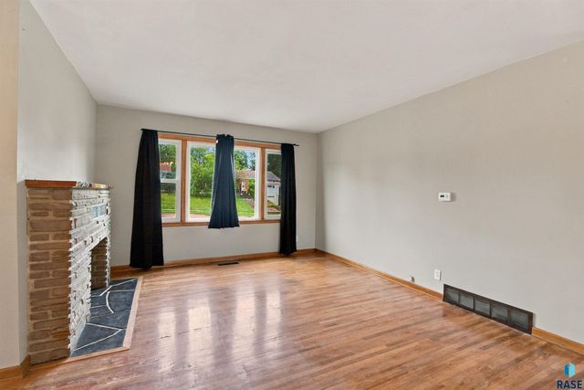 601 S Jessica Ave Avenue, Sioux Falls, SD 57103