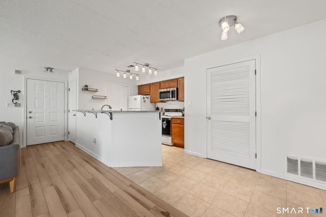 1 Forest Glen Circle 11, Middletown, CT 06457