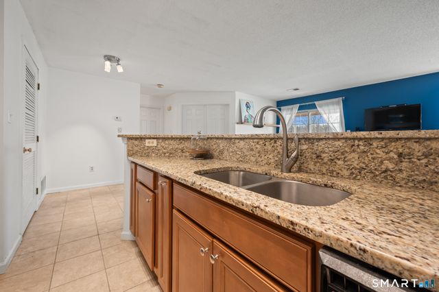 1 Forest Glen Circle 11, Middletown, CT 06457