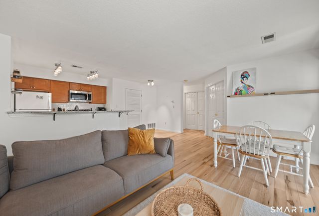 1 Forest Glen Circle 11, Middletown, CT 06457