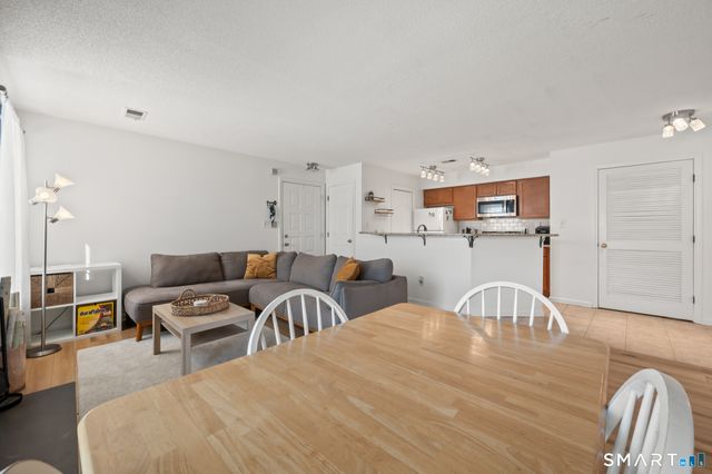 1 Forest Glen Circle 11, Middletown, CT 06457