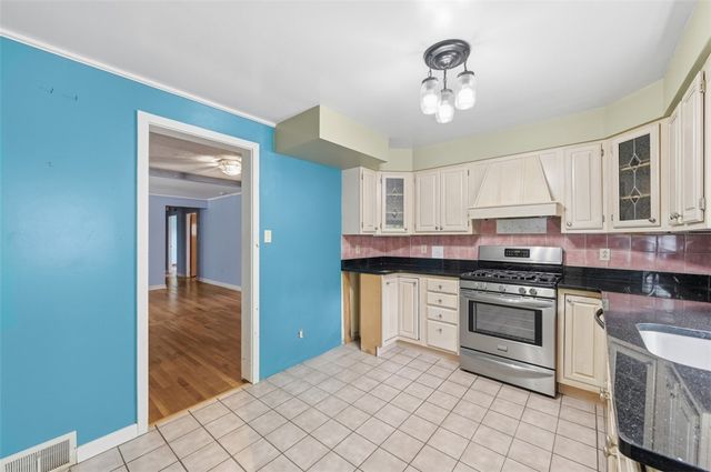 452 E McMurray Ct, Peters Twp, PA 15317
