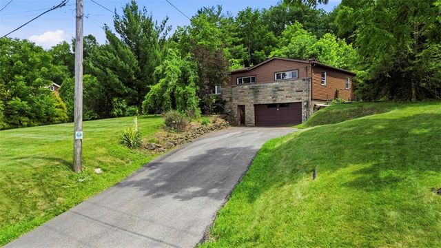 452 E McMurray Ct, Peters Twp, PA 15317