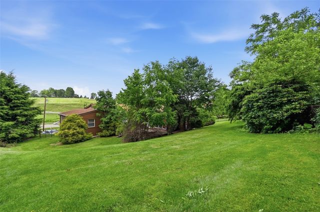 452 E McMurray Ct, Peters Twp, PA 15317