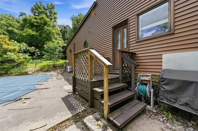452 E McMurray Ct, Peters Twp, PA 15317