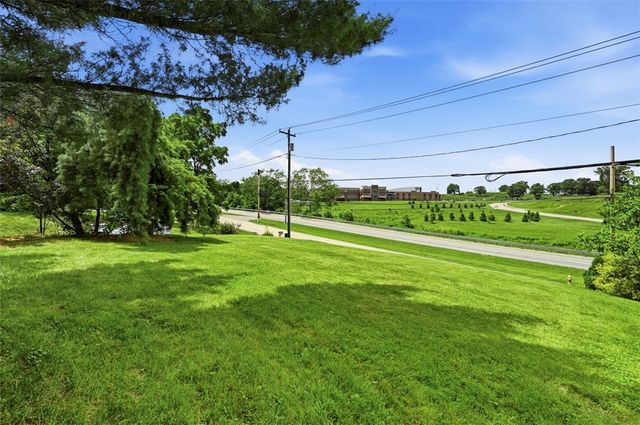 452 E McMurray Ct, Peters Twp, PA 15317