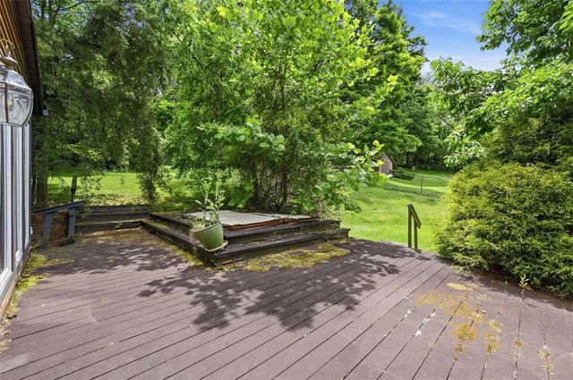 452 E McMurray Ct, Peters Twp, PA 15317