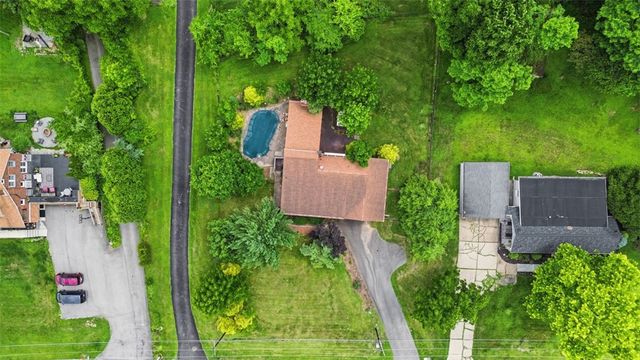 452 E McMurray Ct, Peters Twp, PA 15317