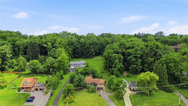 452 E McMurray Ct, Peters Twp, PA 15317