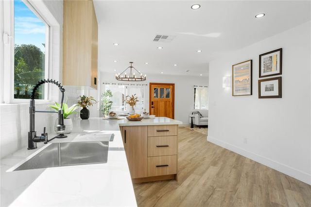 5126 6th Ave, Los Angeles, CA 90043